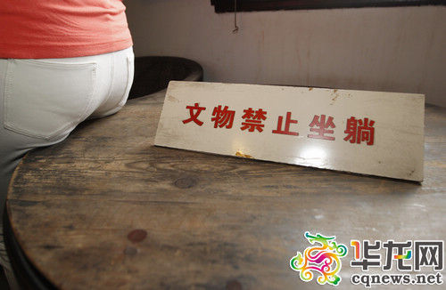 不少景区有明显提示，但还是有游客不自觉，把文物当座椅。 记者 罗嘉 摄