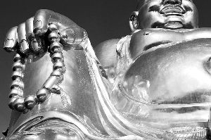 千灵山金佛右腿被刻字。李先生/供图