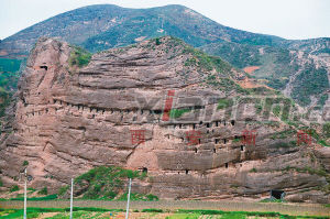 分布在悬崖上的石穴、石室 