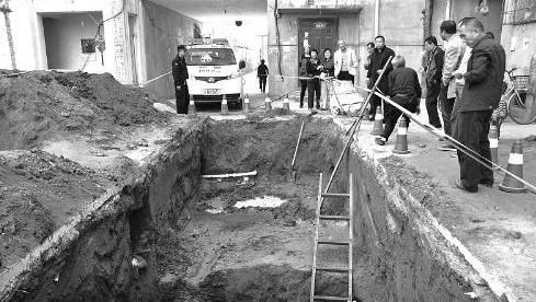 位于西街小区的发掘现场已经拉起了警戒线，公安人员现场值守