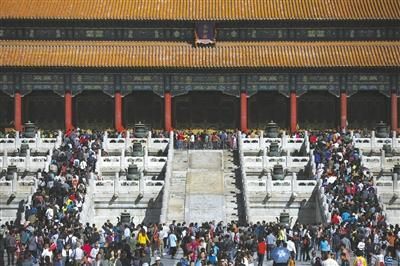 故宫太和殿外的游客。昨日，黄金周第二天，故宫迎来国庆假期游览高峰，共17.5万人次入园参观。新京报记者 侯少卿 摄
