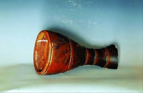 （展出的青龙镇唐代腰鼓。图片</p>

<p>　　青龙镇，相传三国东吴孙权置青龙战舰于此而得名。唐天宝五年建镇，是上海最早的贸易港、海上丝绸之路的重要口岸，至宋代发展到鼎盛，人称“小杭州”。元代后青龙镇因吴淞江淤塞而逐渐衰落，湮没于地下成为遗址。为还原神秘青龙镇原貌，上海博物馆考古部从去年10月到今年2月对遗址进行考古发掘，发掘面积1100余平方米，出土铜、铁、木、陶、瓷等可复原器物近2000件。上博馆长陈燮君表示，这座位于青浦区白鹤镇的古遗址有望改写上海城市发展史。过去，上海考古集中于史前时期和明清时期，唐宋遗址出土还是第一次，填补了田野考古的空白。</p>

<p>　　展览以年谱展示青龙镇发展沿革，用投影、图片模拟唐宋时期青龙镇概况，还原考古现场建筑基址4处、水井22口、墓葬2座、手工业作坊1处、砖砌炉灶1处，并放大出土文物细节，力求将眼前景象与历史文献完美结合。展出从上千件出土文物中精选的90件唐宋时期各类珍贵文物，唐代长沙窑褐釉瓷腰鼓备受关注，它表面为褐黄釉，内壁为褐色釉，鼓身两端粗圆，中间腰细，外壁凸起七道弦纹。上博考古研究部主任宋建表示，在长沙窑瓷器中，这样的腰鼓过去从未发现，就是在唐代南方诸瓷窑中也未曾发现，这对研究中国陶瓷发展具有重要意义。</p>

<p>　　今年7月，瓷腰鼓等十件青龙镇出土文物进入首批修复名单。当时，上博专家卜卫民表示，器物破损严重，瓷器釉面均有开片且不尽相同，原器物表面的装饰图案色彩丰富，都加大了修复的难度。时隔三个月，初见雏形的腰鼓取代了一堆瓷器碎片。青浦博物馆副馆长王辉透露，腰鼓修复完成大半，大口一端恢复原样，小口一端由于碎片散佚，展览后将送回上博，由专家组决定保持原状还是将其修补完整。&nbsp;</p>
<!-- publish_helper_end -->
                 

					<div class=