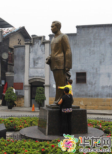 出去旅游怂恿孩子爬雕塑拍照的，家长都这样，还指望孩子长大文明有礼么？ 记者 罗嘉 摄