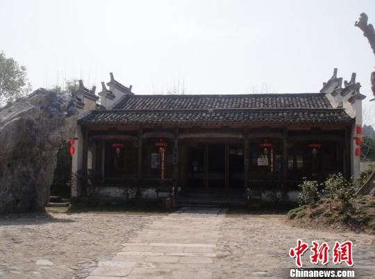 图为唐良恩收藏的22栋徽派建筑中的一所。　孙权　摄
