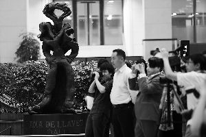 　昨天下午，由20世纪西班牙超现实主义艺术家达利创作的雕塑作品《窗畔的加拉》和《女钥匙管家》经著名收藏家黄建华捐赠，正式入藏国家博物馆并对公众展出。本报记者 孙戉摄