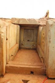 墓室上刻着明故太子少保周文安公之墓。