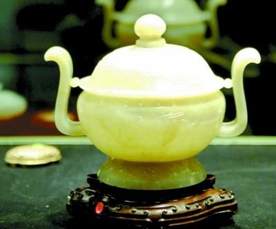 回流的艺术品中不乏珍贵的文物精品，但更多的是高溢价的平庸藏品和赝品。