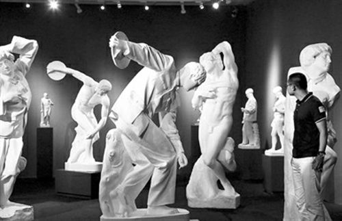 备受瞩目的佳士得中国内地首场拍卖明天将在上海举行。本次拍卖共涉及42件精选拍品，总估价达1亿元。23日晚，佳士得预展向媒体开放。 本报记者 叶辰亮摄