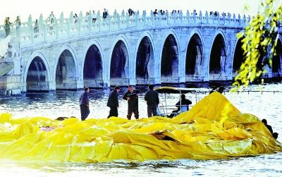 9月24日，颐和园对大黄鸭进行固定安装  摄影/本报记者　贾婷