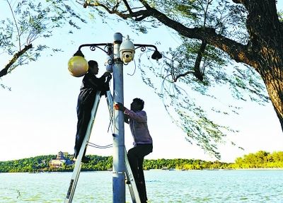 工作人员正在为大黄鸭安装摄像头