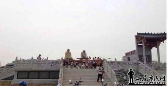 台风过后，两尊大佛低头远景