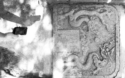 墓碑上可以看到“皇清”字样（圆圈中），据推测这是清代尚书父母的墓碑摄/记者 崔毅飞