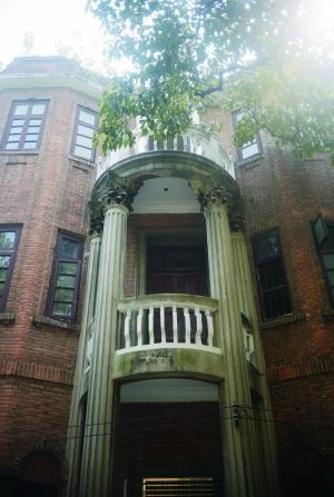 启明四马路11号这栋高三层的民国别墅因擅自施工，如今已被叫停。