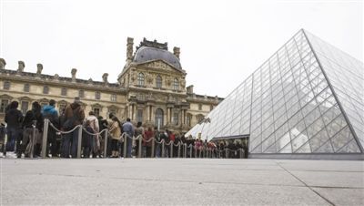 2013年4月，法国巴黎，卢浮宫前的游客排起长队。