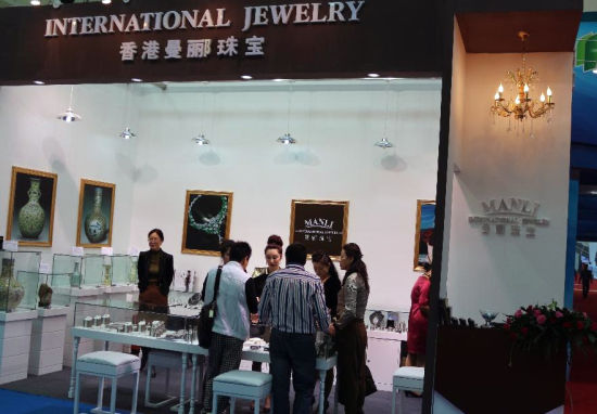 观众在曼郦珠宝展台驻足