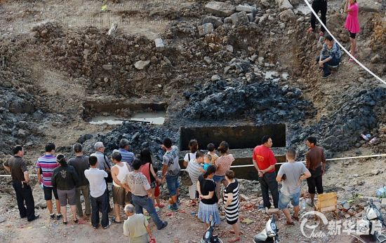 墓葬发掘现场