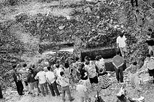 考古人员正在对发现的古墓群进行勘察