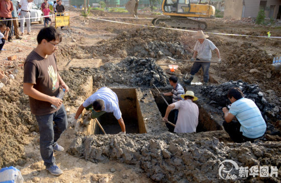 墓葬发掘现场