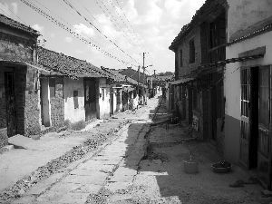 铺管道后的“龙脊街” 鞠永平 摄