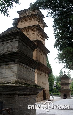 为了配合申遗，兴教寺的三座唐塔受到了严格的保护。而被拆除的建筑是寺里私盖建筑的，并不是文物。（资料图）