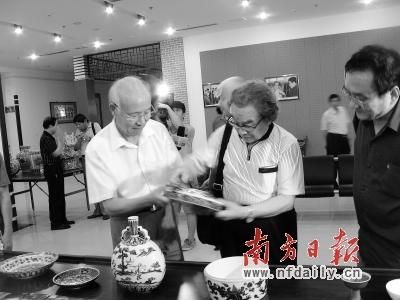 雷从云(左)、李辉柄等在冀宝斋内鉴宝。 李培 摄