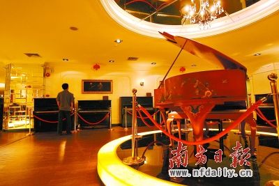 偌大的深圳钢琴博物馆显得冷冷清清。 何俊 摄
