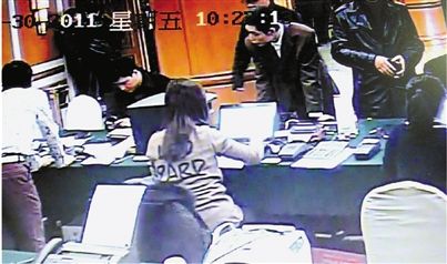 这是当日拍卖监控，双手撑在桌面的即为当时正在登记信息的竞拍人。