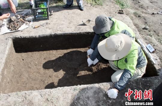图为考古工作者正在考古发掘现场。　谭地　摄