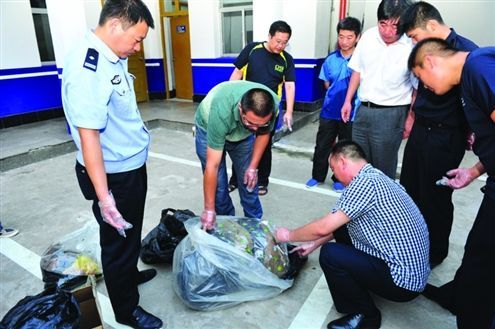 临沂警方打掉一盗墓团伙，缴获数件鲜亮如新的丝质古衣被