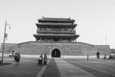 2004年9月复建的永定门城楼。    李佳霖 摄