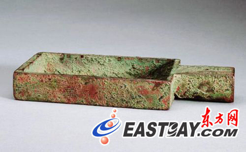 　战国商鞅方升（图片</p>

<p>　　2002年，国家文物局公布了第一批64件(组)禁止出境展览的一级文物名单，其中包括原中国历史博物馆收藏的陶鹰鼎、后母戊铜鼎，中国社会科学院考古研究所收藏的商代嵌绿松石象牙杯，广州的南越王墓铜屏风构件和角形玉杯等。2012年，国家文物局公布了第二批37件(组)禁止出境展览的一级文物名单，第二批禁止出境展览文物主要为书画类，其中包括故宫博物院所藏陆机《平复帖》卷、宋人摹阎立本《步辇图》卷等珍贵文物。在此次公布的第三批目录中，战国商鞅方升是一件非常重要的青铜重器。</p>

<p>　　商鞅方升既没有后母戊鼎那么巨大(高133厘米)、厚重(960克)，又没有毛公鼎铭文的鸿篇巨章(共刻497个字)，更不似许多古代青铜器上饰有精湛、奇丽的纹饰，但它却是文史界无人不知的国家重量级文物，更是中国度量衡史不可不提的标志性器物，是战国至秦汉容量、长度单位量值赖以比较的标准，为存世孤品。</p>

<p>　　商鞅方升通长仅18.7厘米、高2.3厘米、重480克，但它器形完整、刻铭翔实，前后又经历了120多年的实际使用时间，从秦孝公变法时商鞅统一秦国度量衡到秦始皇统一六国，是天下尽用秦制最有力的物证，同时也充分说明秦始皇统一度量衡，是商鞅在秦国变法的继续和发展。在郑重先生著《海上收藏世家》一书，对于商鞅方升如何入藏上海博物馆有着详细地记载。</p>

<p>&nbsp;</p>
<!-- publish_helper_end -->
                 

					<div class=