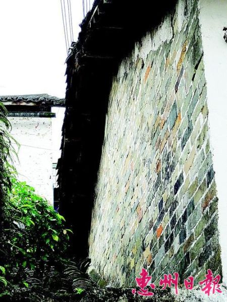 ▲兴贤书院旧址，仅剩这面清代砖墙可寻历史的痕迹。