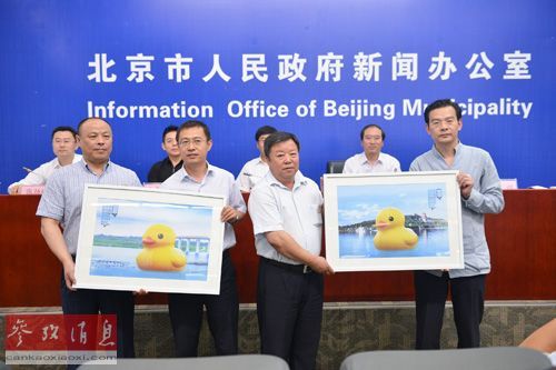 8月28日，设计周组委会向园博园和颐和园颁发“大黄鸭在北京”项目授权书。当日，北京国际设计周组委会在京举办“大黄鸭在北京”新闻发布会，揭晓风靡全球的“大黄鸭”在北京展示的具体时间和地点。据介绍，此次来京的“大黄鸭”高18米，将于9月6日至9月23日“游进”园博园的园博湖景区，9月26日至10月26日移至颐和园展示。新华社记者 李鑫 摄
