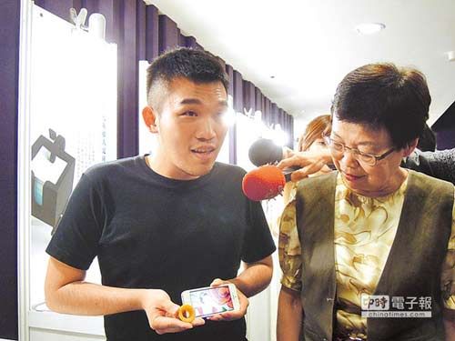 设计者赖忠平（左）向冯明珠介绍《钟响》的功能