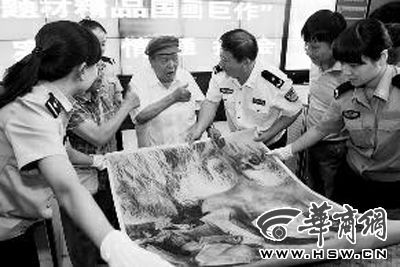 看到失窃的画被追回，刘文西（右四）向警方竖起大拇指 本报记者董国梁摄