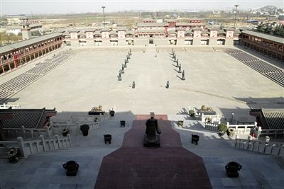 陕西省西安市在阿房宫遗址附近人造的阿房宫景点。近期已被拆除。资料图片