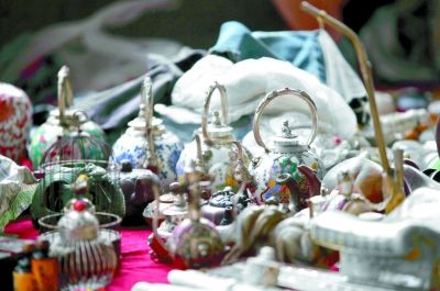 在全民收藏热的大背景下，古玩赝品市场也是风风火火，而“不打假”似乎成为圈子里的“潜规则”。（图片来源网络）