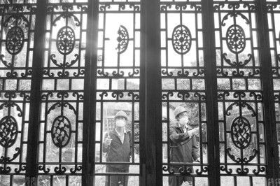 白蚁防治所工作人员在古民居群落中清剿白蚁。