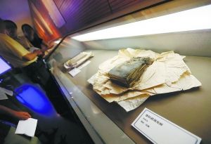 昨天，在国图稽古厅内，一册册待修复的“天禄琳琅”书目静静躺在展柜里。 　　本报记者 方非摄