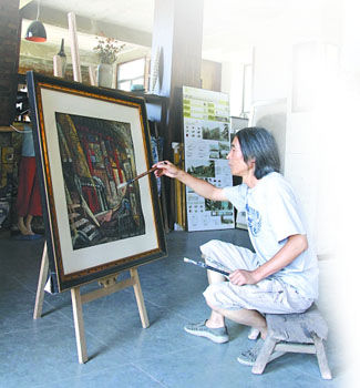 李毅力在古剑山的工作室创作 记者 刘晓娜 摄