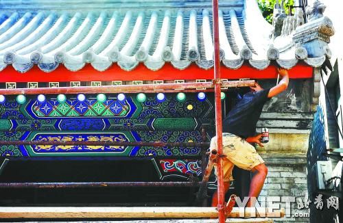 工人用寺庙原有材料复原普济寺大殿