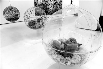 一直为体制外艺术家代言的方力钧创作了大批当代艺术作品。