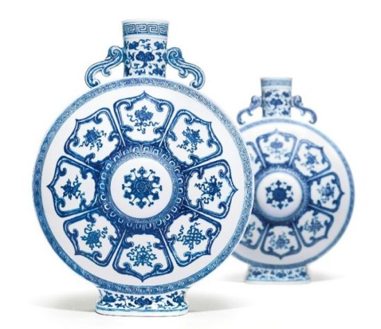 清 乾隆-青花八吉祥纹双耳扁壶一对-香港苏富比