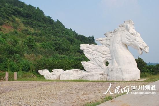 据记者目测，“天马”雕塑高近20米，全长约40米，其中，马尾长10米。近看气势磅礴。（记者郭洪兴 摄）