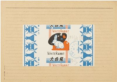 1972年卡塞尔文献展时，博伊斯发现兔子形象包裹的糖。“兔子”和“糖”都是他作品中的典型符号，因此就做了“兔子糖”系列。图为1979年用大白兔奶糖糖纸做成的“中国兔子糖”。