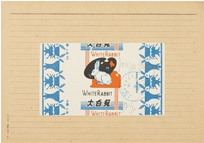 1972年卡塞尔文献展时，博伊斯发现兔子形象包裹的糖。“兔子”和“糖”都是他作品中的典型符号，因此就做了“兔子糖”系列。图为1979年用大白兔奶糖糖纸做成的“中国兔子糖”。