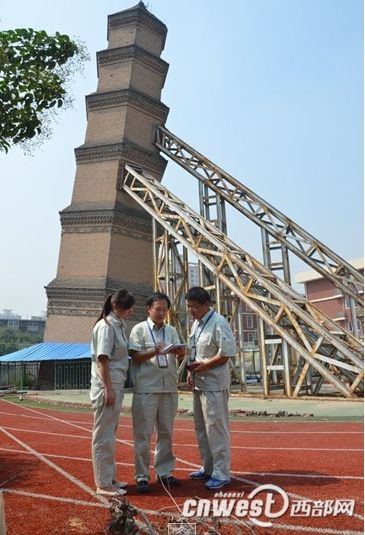8月13日，陕西省防雷中心工作人员正在对明代万寿寺塔做相关检测。