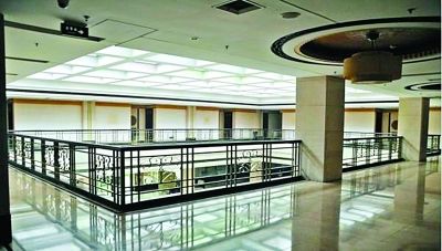 字画被盗，度假村的墙上空荡荡的。