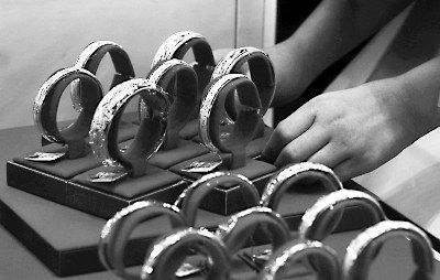 银行想卖金饰却“胎死腹中”