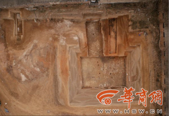 墓葬及东侧陪葬坑高空照相全景